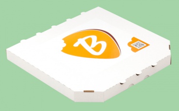 Pizza krabica so samolepkou (reklamou).