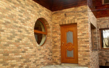 Tehlové obloženie vchodu a okien.