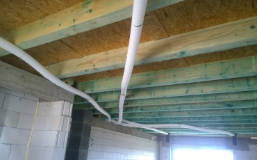 Príklad možnosti trasovania potrubí pod stropnou konštrukciou